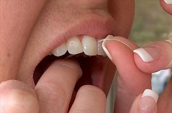 Cum imi curat dintii cu ata dentara?