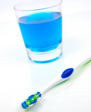 Pot sa folosesc doar apa de gura fara sa periez dintii?